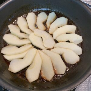 リンゴのタルトタタン焼いている画像